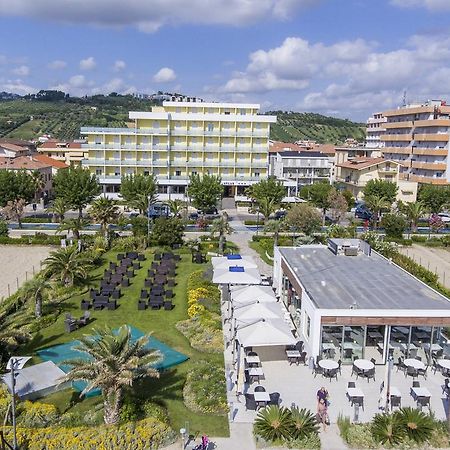 Hotel Atlas Alba Adriatica Kültér fotó